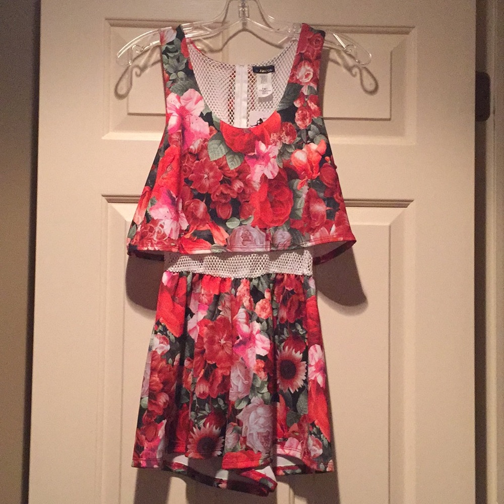 NWT Janice Rose Patterned Romper with net design.S